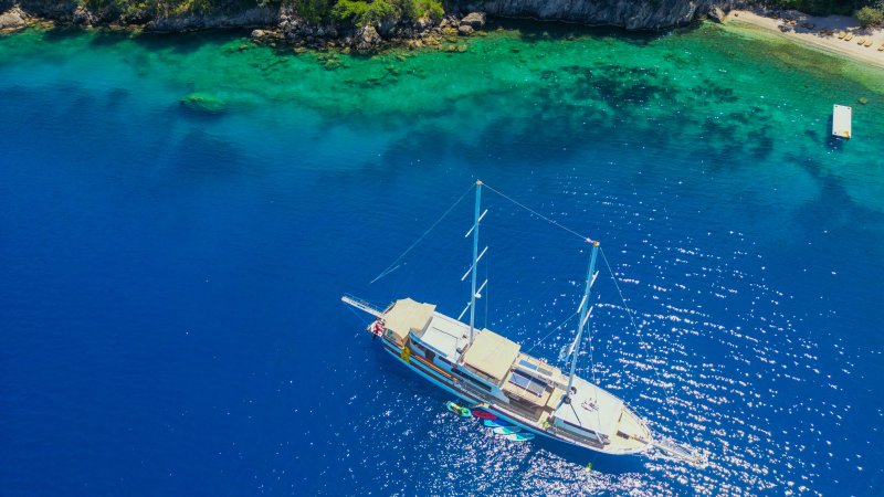 Fully Crewed Luxury Yacht Charter Guide for an Isolated June Vacation Fully Crewed Luxury Yacht Charter Guide for an Isolated June Vacation