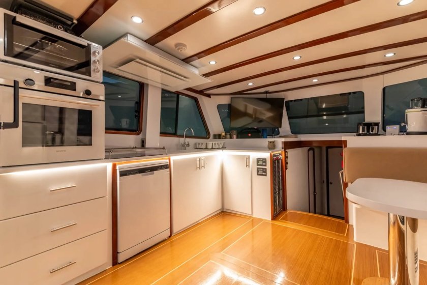 BERNİS | FETHİYE VE GÖCEK KİRALIK MODERN TEKNE