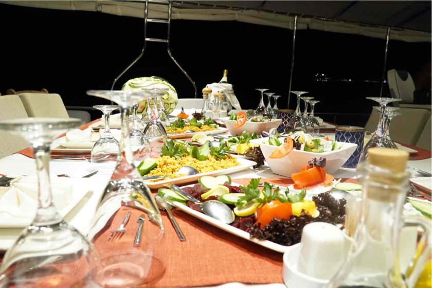 YÜCE BEY | 10 KİŞİLİK LÜKS YAT İLE MARMARİS MAVİ YOLCULUK | Okeanosyatcilik