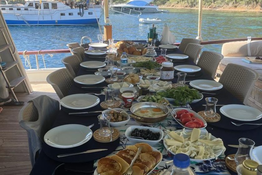 EYMEN BEY | 6 KABİN 12 YOLCU KAPASİTELİ AİLEYE UYGUN STANDART PLUS GULET | Okeanosyatcilik